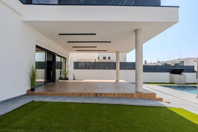 Chalet Pareado de Diseño Vanguardista con Piscina y Máxima E - foto 5