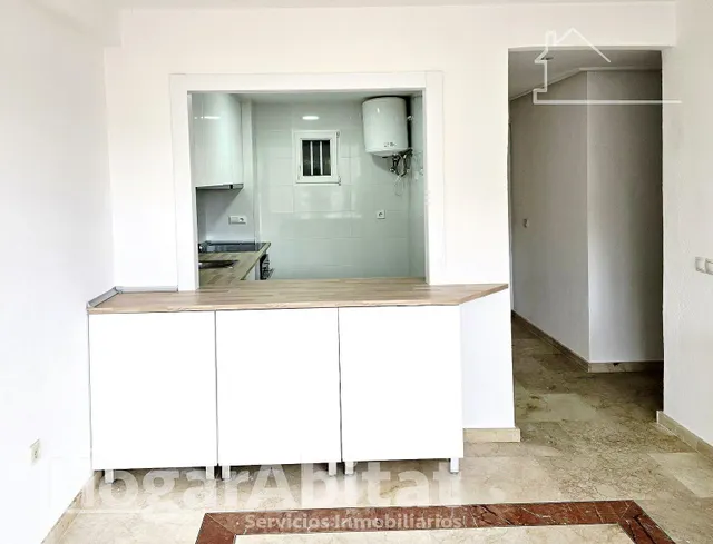 ¡Preciosas vistas al mar! Reformado en residencial con piscina y balcón — 8
