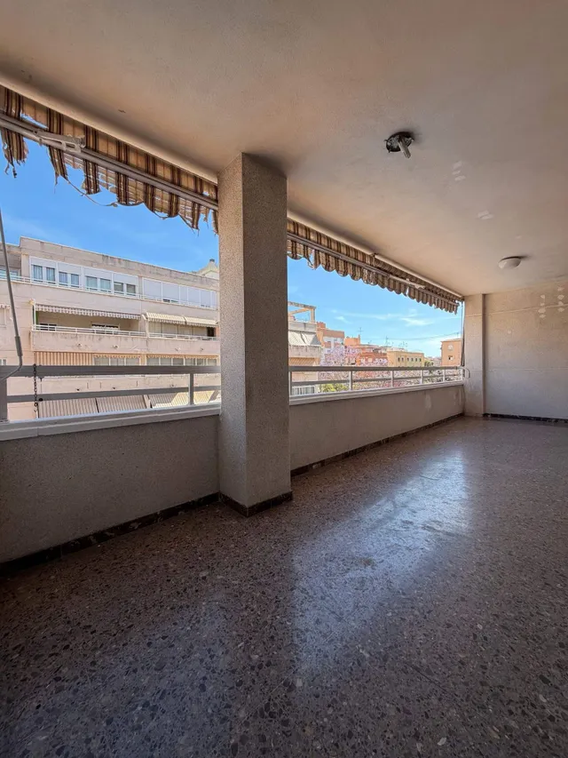 Amplio y Luminoso Apartamento en Altozano, Alicante — 10