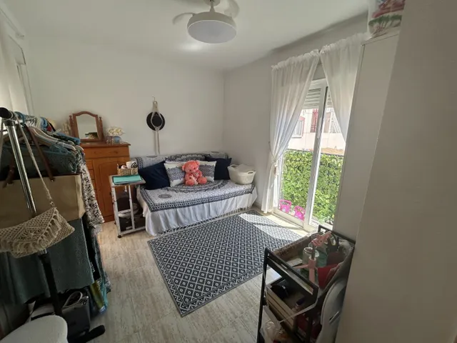 Apartamento esquinero luminoso y espacioso de dos plantas (aprox. 90 m2 - plantas 1 y 2) con gran terraza en la planta baja, 3 balcones (2 al sur y 1 al norte) y una gran piscina comunitaria. — 36