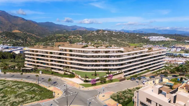 Apartamento de 3 dormitorios en Estepona con dos amplias terrazas, garaje y trastero — 17