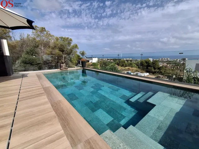 Villa contemporánea con piscina y vistas panorámicas al mar en Cunit — 18