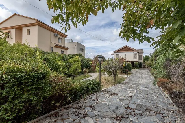 Gran casa con parcela y piscina en Cájar — 31