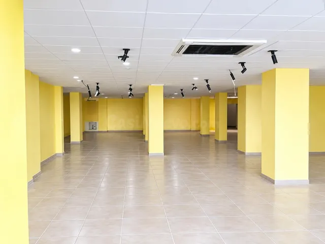 Amplio Local Comercial en venta o alquiler en Alzira - Zona  - foto 3