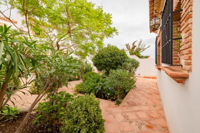Casa de Campo Reformada en Villanueva de la Concepción: Paz, Elegancia y Vistas Únicas — 36