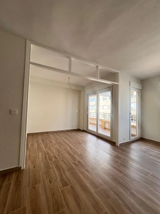 Apartamento con terraza, Alicante, Torrevieja. 2 habitaciones, 80 m2, 90 metros al mar — 32