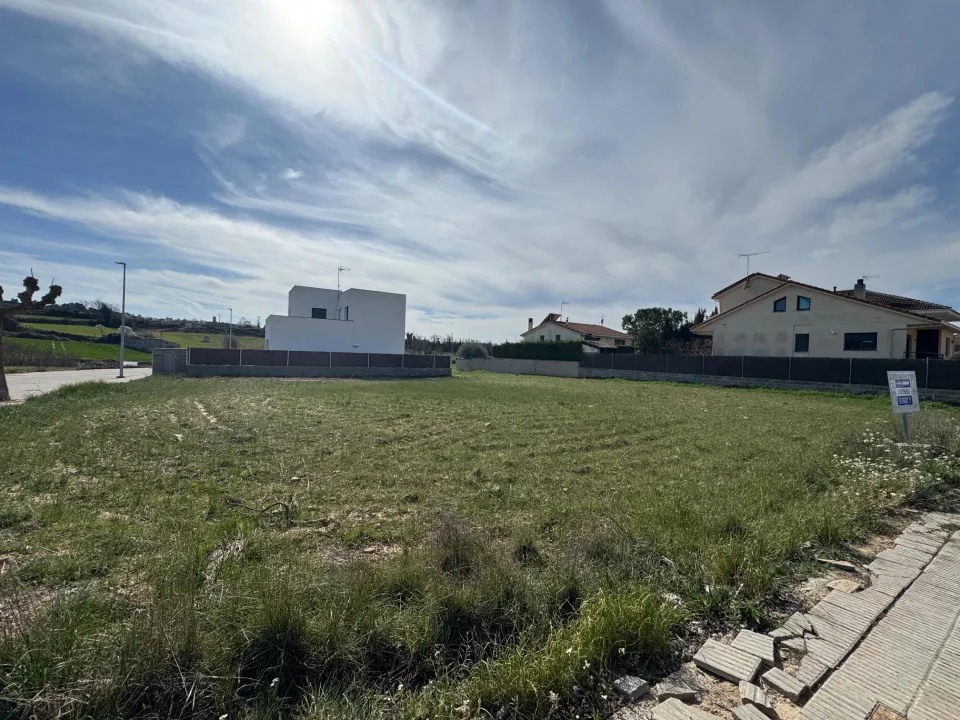 Solar esquinero en la mejor zona de Prats de Rei con 526 m2 para edificar unifamiliar