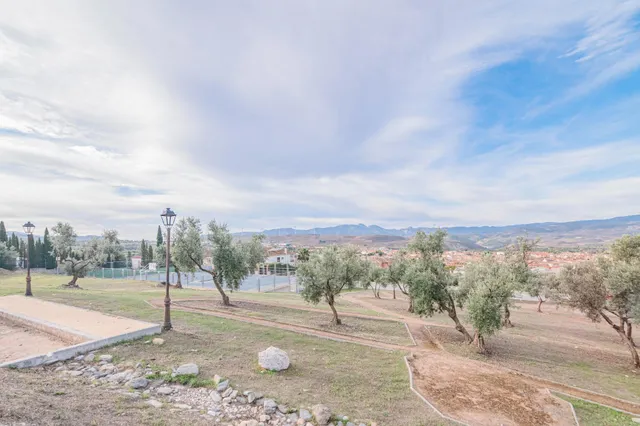 Se vende excelente parcela urbana de 439 m2, está en pendiente, pero  lista para construir, ubicada en una de las zonas residenciales más tranquilas y de mayor crecimiento de Dúrcal. — 15