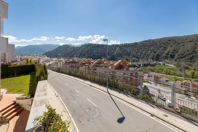 PRECIOSA CASA EN CARRETERA DE LA SIERRA — 35