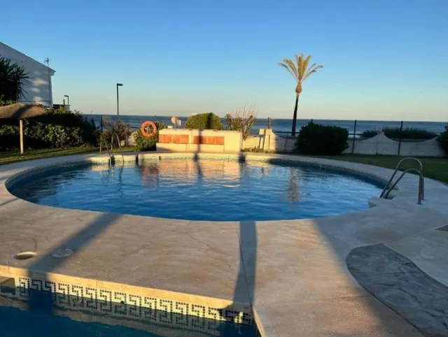 Primera línea de playa: Espectacular adosado con piscina, jardín y 4 habitaciones — 10
