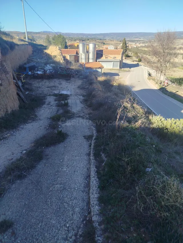 SOLAR DE 750 M2 EN ALPUENTE - foto 2