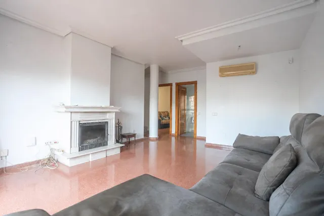 Almeria - cruz de caravaca: amplio triplex - 6 habitaciones + 3 baños + 1 aseo + garaje amplio + 2 salones + 2 cocinas + solarium — 8