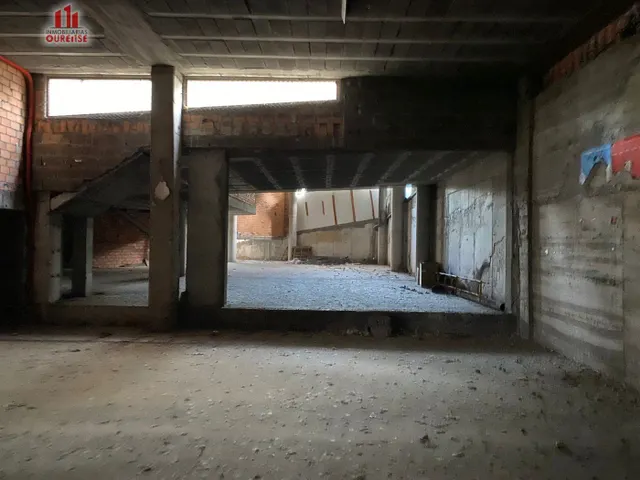 SE ALQUILA LOCAL COMERCIAL EN LA ZONA DE O COUTO — 17