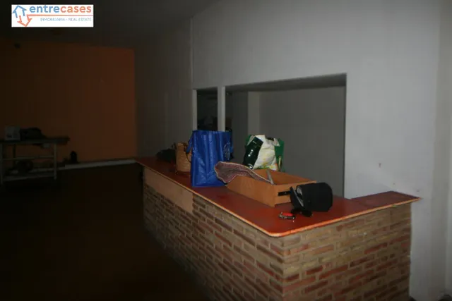 LOCAL EN ZONA COMERCIAL, TODO DIÁFANO, CON ALTILLO, MUY CERCA DEL CENTRO. — 4
