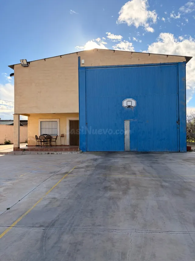 Parcela única con nave, vivienda tipo loft y zona de ocio en - foto 2