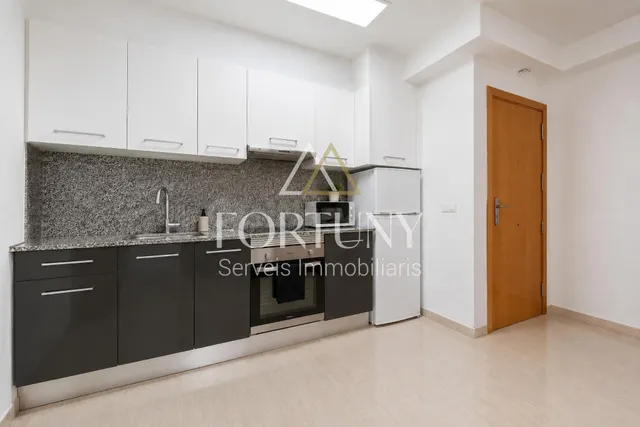 Piso en venta en calle Rafael Casanova, Reus. - foto 3
