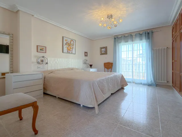 Orihuela Costa! Impresionante Villa Mediterránea con generosa parcela y amplias terrazas + Solarium privado con increíbles vistas panorámicas — 40