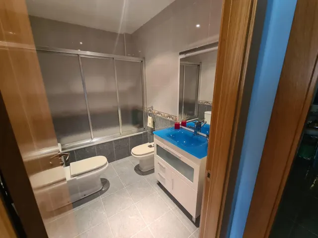 Se vende amplísimo apartamento, amueblado y equipado, cocina, salón, 2 hab., 2 baños. Para entrar. — 11