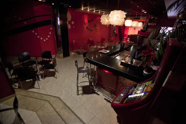 Pub en pleno funcionamiento en venta en Quintanar del Rey. — 23