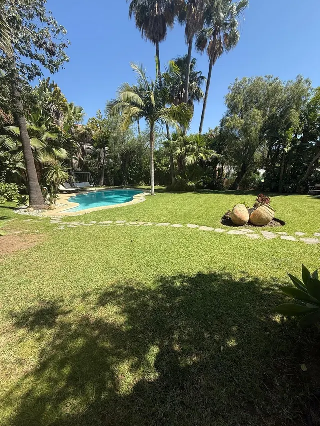 se vende 2 parcelas contiguas con casa en urbanizacion Atalaya rio Verde Marbella — 30