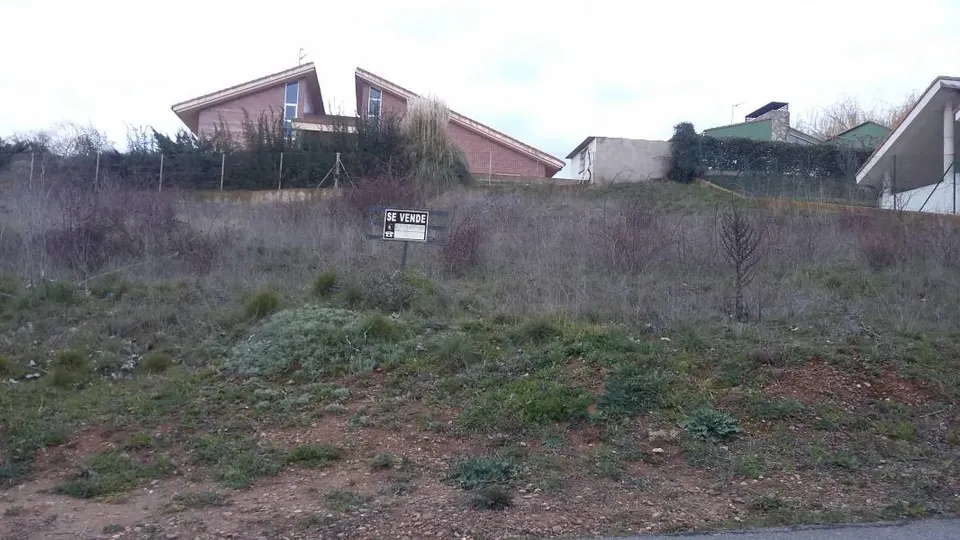 SE VENDE SOLAR EN URB. DE VALJUNCO. 950 M2. IDEAL VIVIENDA UNIFAMILIAR, CON PRAYECTO.