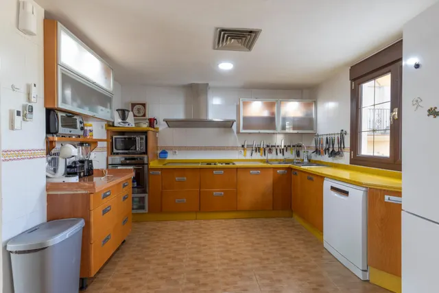 ADOSADA CON 4 DORMITORIOS, AMPLIAS TERRAZAS Y VISTAS A GRANADA Y SIERRA NEVADA — 10