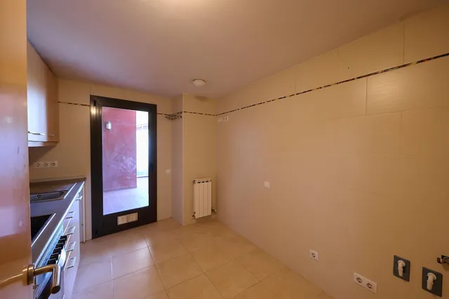 PISO DE 3 HAB CON BALCÓN, PK, Trastero y Piscina Comunitaria — 7