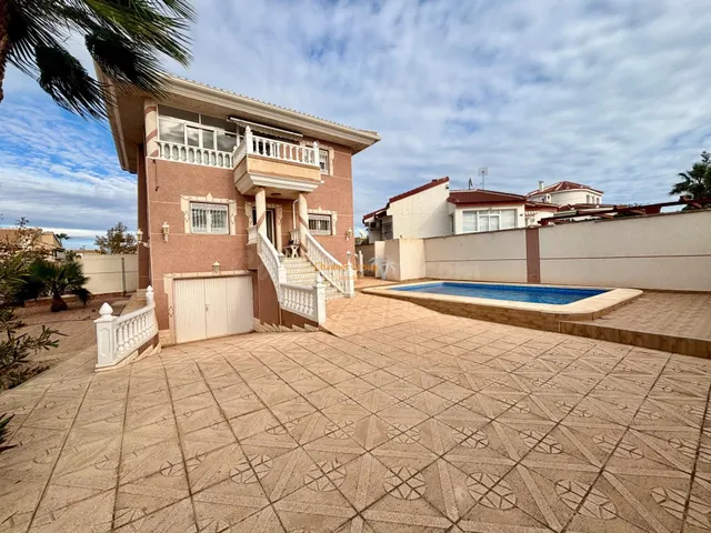 Chalet con piscina en Quesada, Rojales! - foto 2