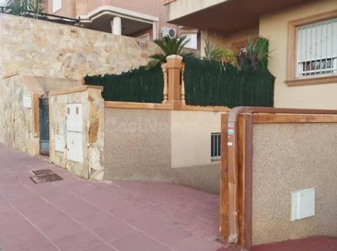 SE VENDE casa adosada OKUPA en C Juan Navarro Garcia, Dúple