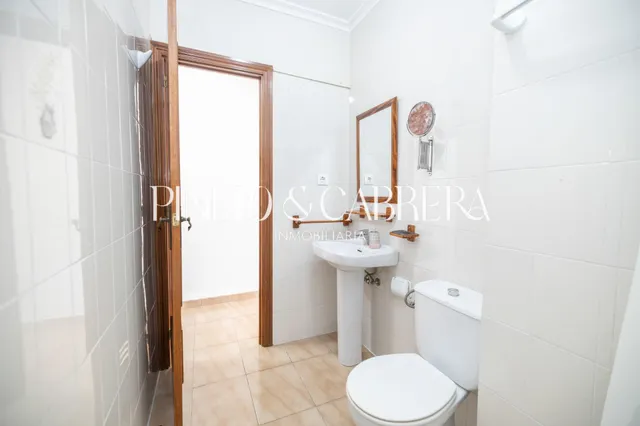 Piso en venta con terraza y ascensor en calle madrid — 35