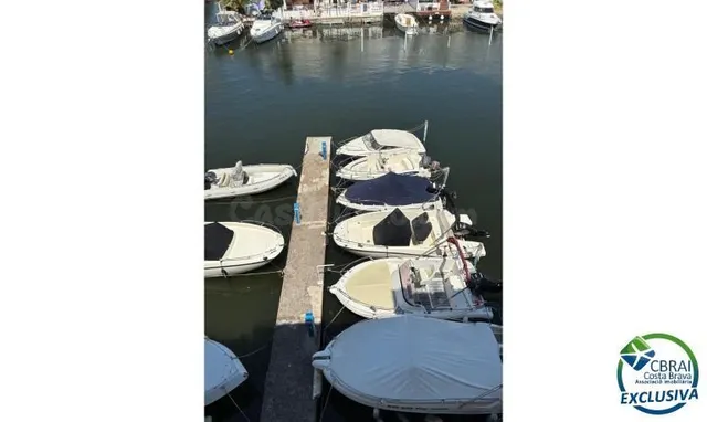 Bonito y moderno piso con vistas al canal y amarre de 2,5 x 5 m en Port Emporda, cerca de la playa y del centro de Empur — 3