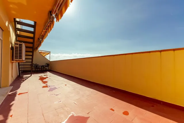 Ático con 100 m2 de espacio exterior, vistas panorámicas y garaje en el centro de Fuengirola – 375.000 € — 25
