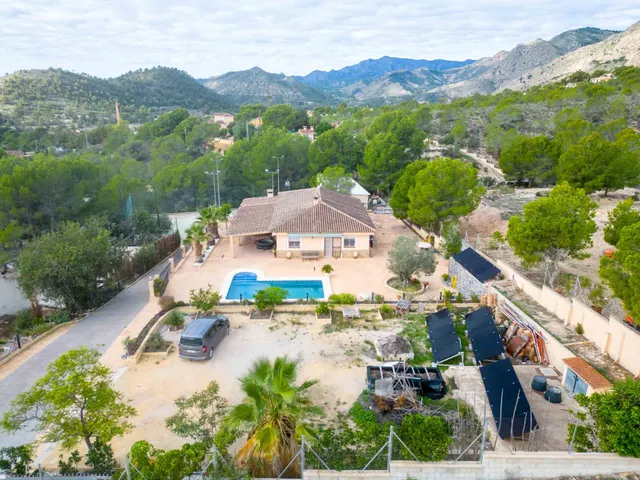 Preciosa finca Chalet con 4 dormitorios y 3.000 m2 de parcel - foto 5