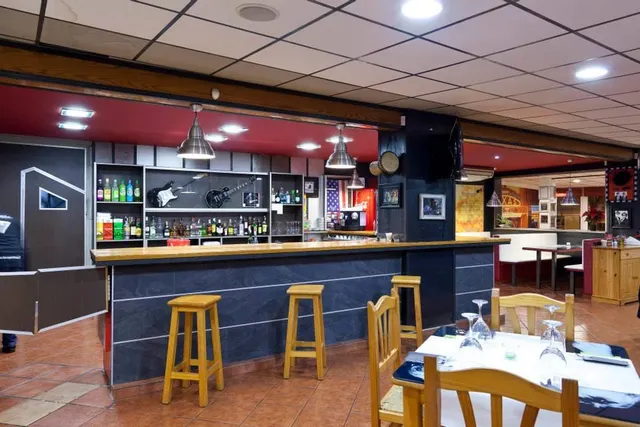 PLENO CENTRO PLAYA DE GANDIA - LOCAL COMERCIAL - SE VENDE — 2