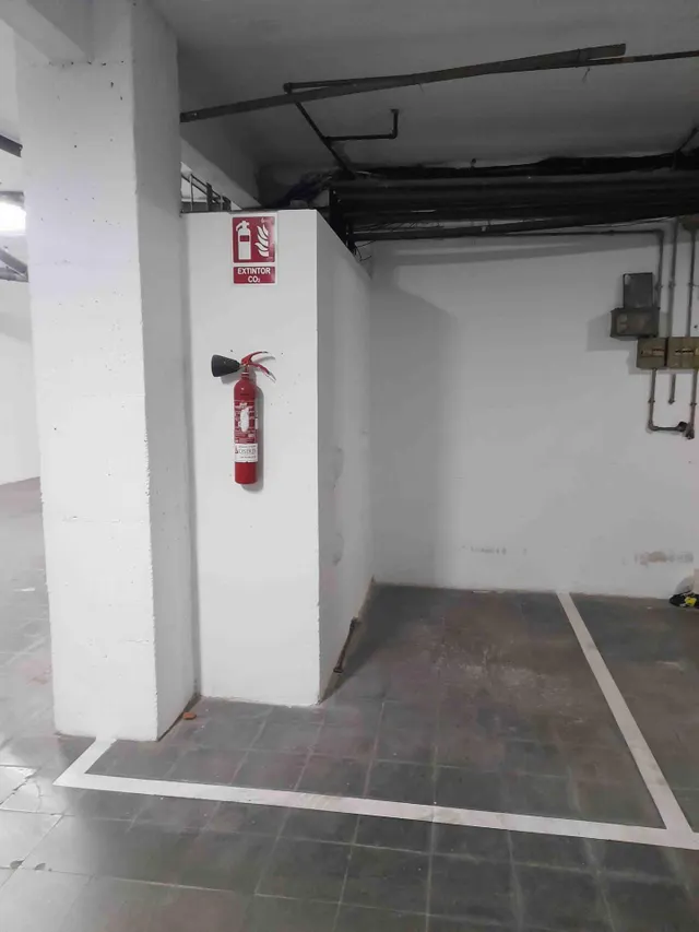 13 Plazas de Parking para COCHE GRANDE o MOTOS IDEAL INVERSORES en la Plaça Granollers de Mataró — 4
