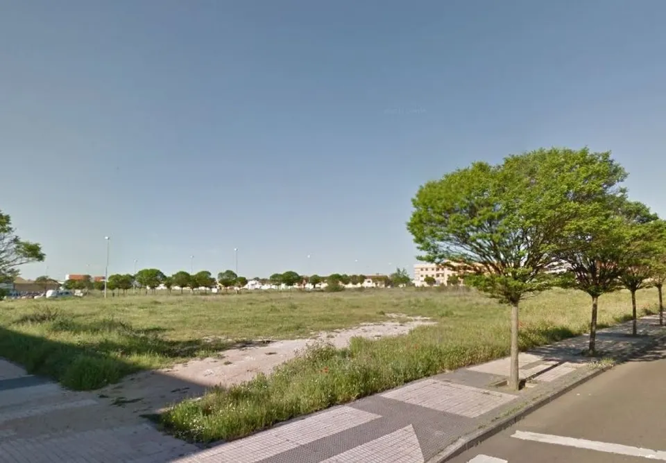 Urbis te ofrece una amplia parcela en venta en zona El Rollo, Salamanca.