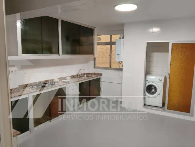 Amplio y Luminoso Piso Semireformado en Altozano, Alicante - - foto 3