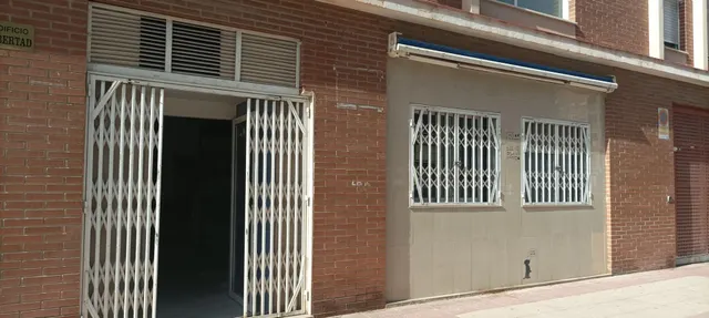 LOCAL COMERCIAL FRENTE COLEGIO — 9