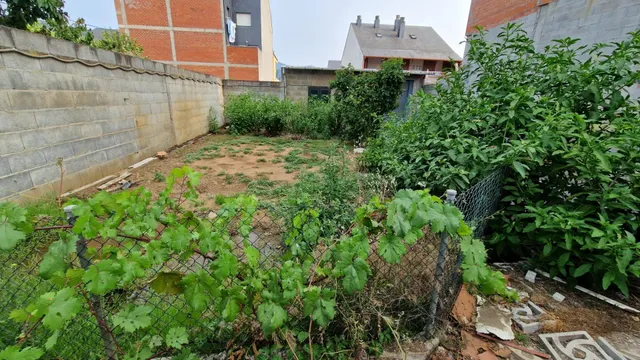 SE VENDE SOLAR DE 209 M2 EN LA PLACA — 8