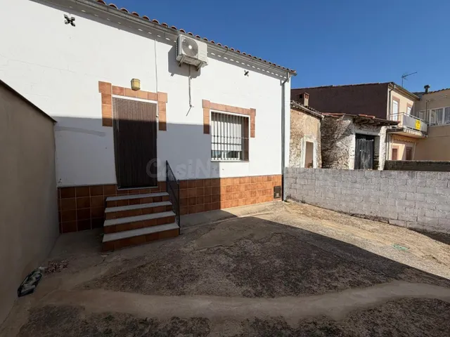 Casa con patio en Torremocha - foto 2
