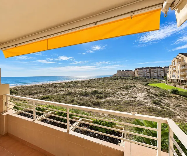 Primera línea en El Perellonet: 127 m2, terraza y tres piscinas — 2