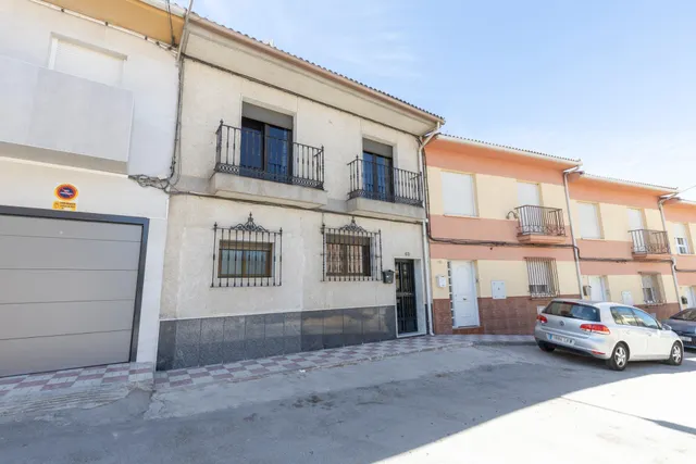 Amplio Adosado en el Corazón de Alcalá la Real con Vistas al Castillo — 46