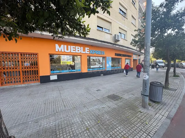 Local comercial en venta en Glorieta Ibn Zaydun