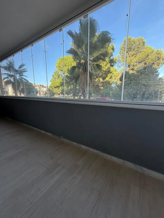 Magnifica vivienda de reciente construcción con terraza acristalada, piscina y garaje — 11
