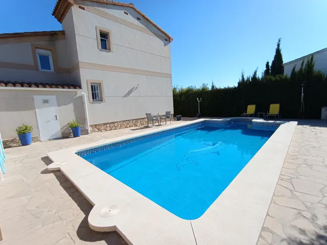 Exclusiva villa reformada y moderna con vistas al mar y mont - foto 4
