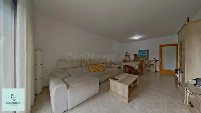 Seminuevo con terraza, piscina, parking y trastero — 2