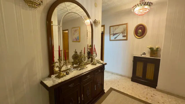 ¡Tu nuevo hogar en este encantador piso en un edificio con carácter del año 1975 y 4 habitaciones! — 10