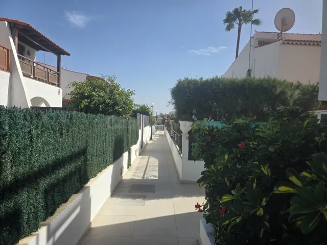 Bungalow de 2 dormitorios con jardín privado y vista a la piscina – Playa del Inglés — 2