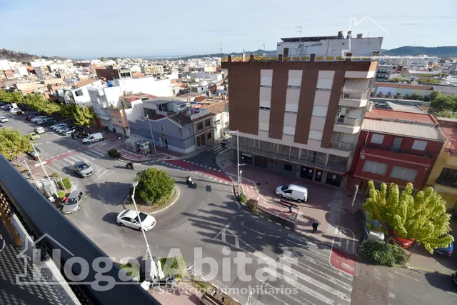 ¡Vistas panorámicas! Alto, bonito y luminoso con ascensor y balcón, cerca del centro — 39