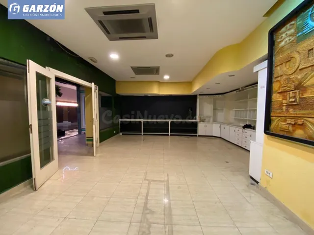 Gran local en Alquiler en Reyes Católicos — 5